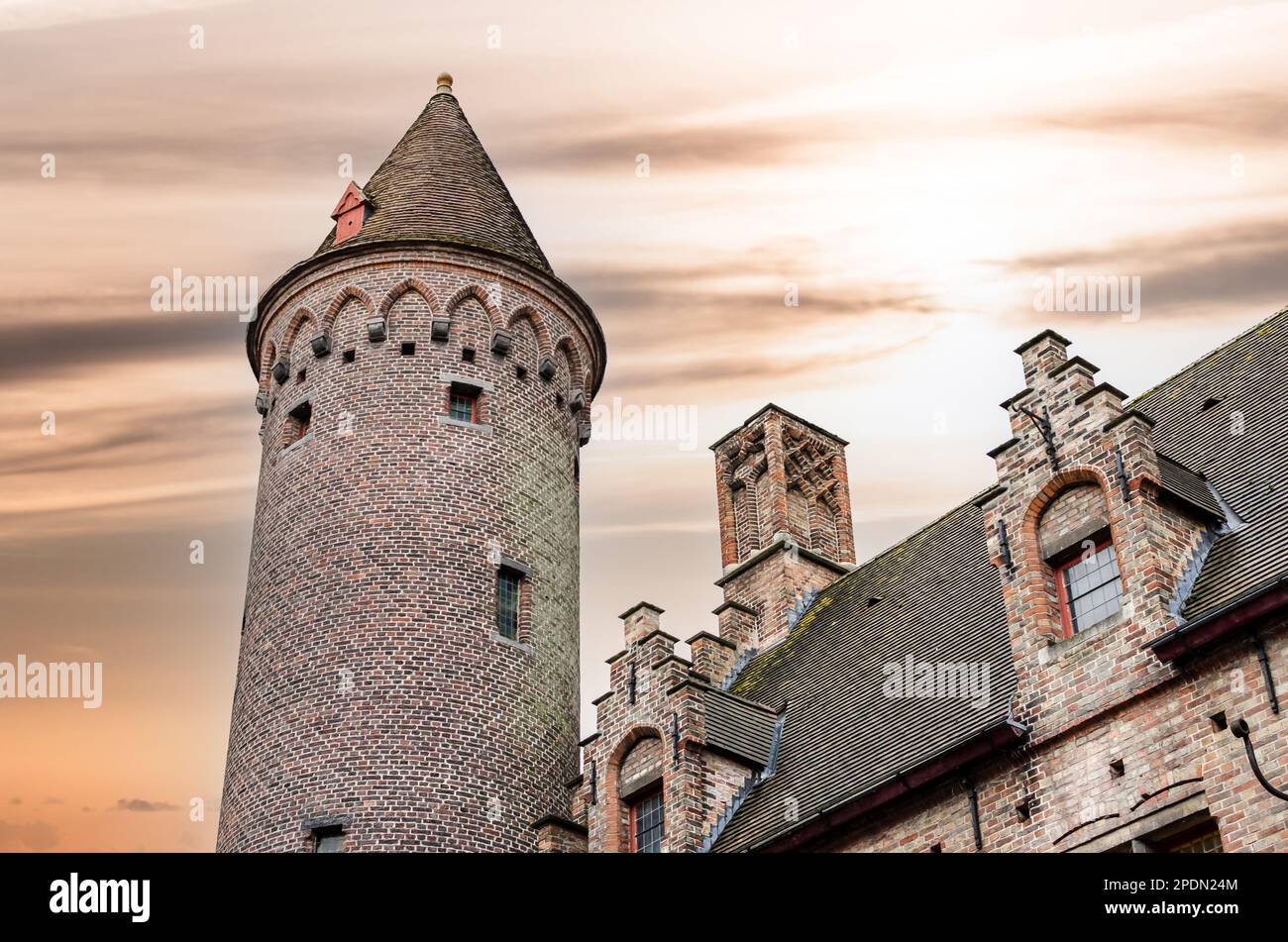 Brügge, Belgien, Sonnenuntergang über die mittelalterlichen Gebäude, die von den Kanälen der Stadt durchquert werden. Historisch. Stockfoto