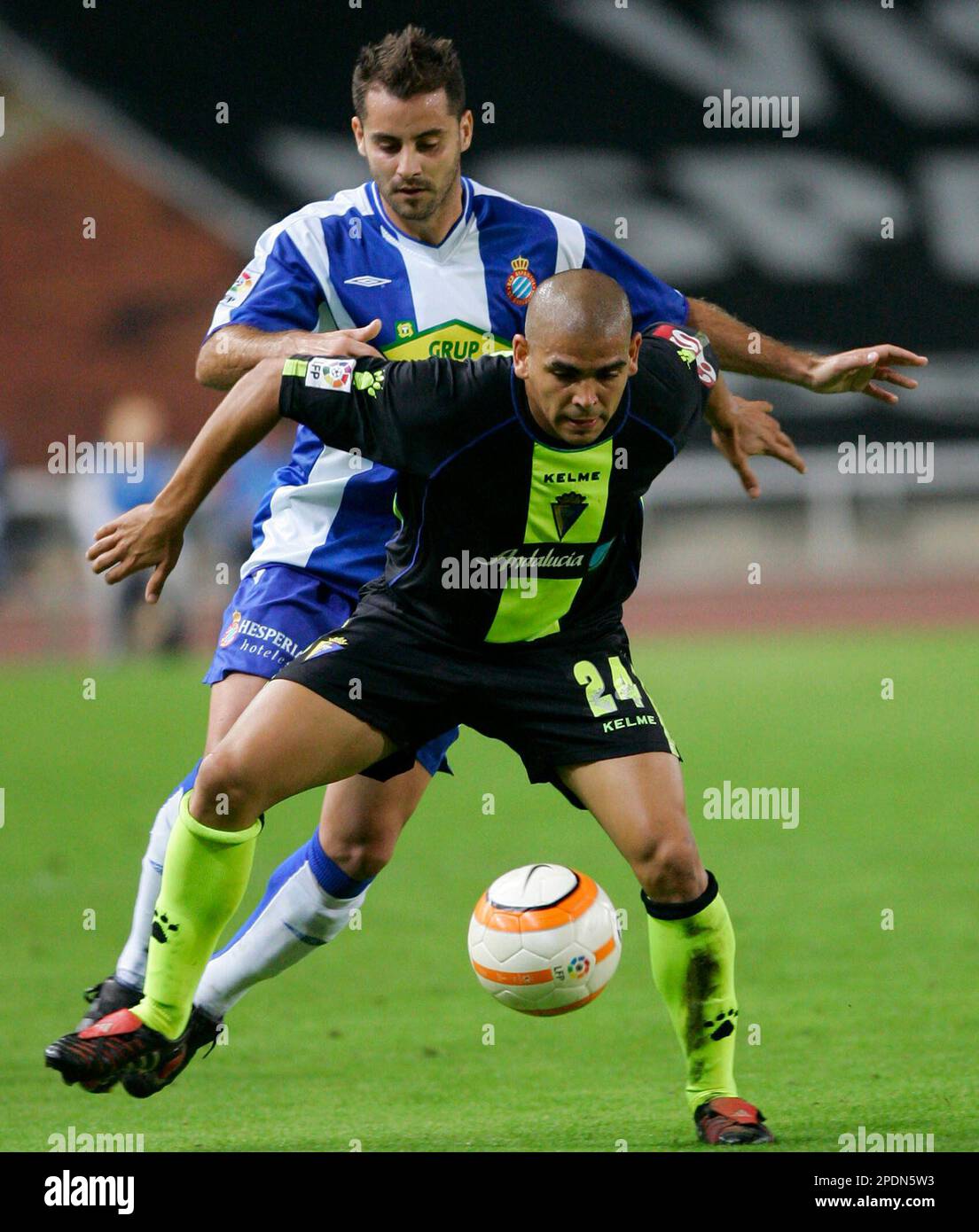 Cadiz's Juan Jose Bezares Alarcon from Spain, front, shields the ball from Espanyol's Antonio Alvarez Perez from Spain during a Spanish league soccer match in Barcelona, Sunday Oct. 16, 2005. (AP Photo/Manu Fernandez) Stockfoto
