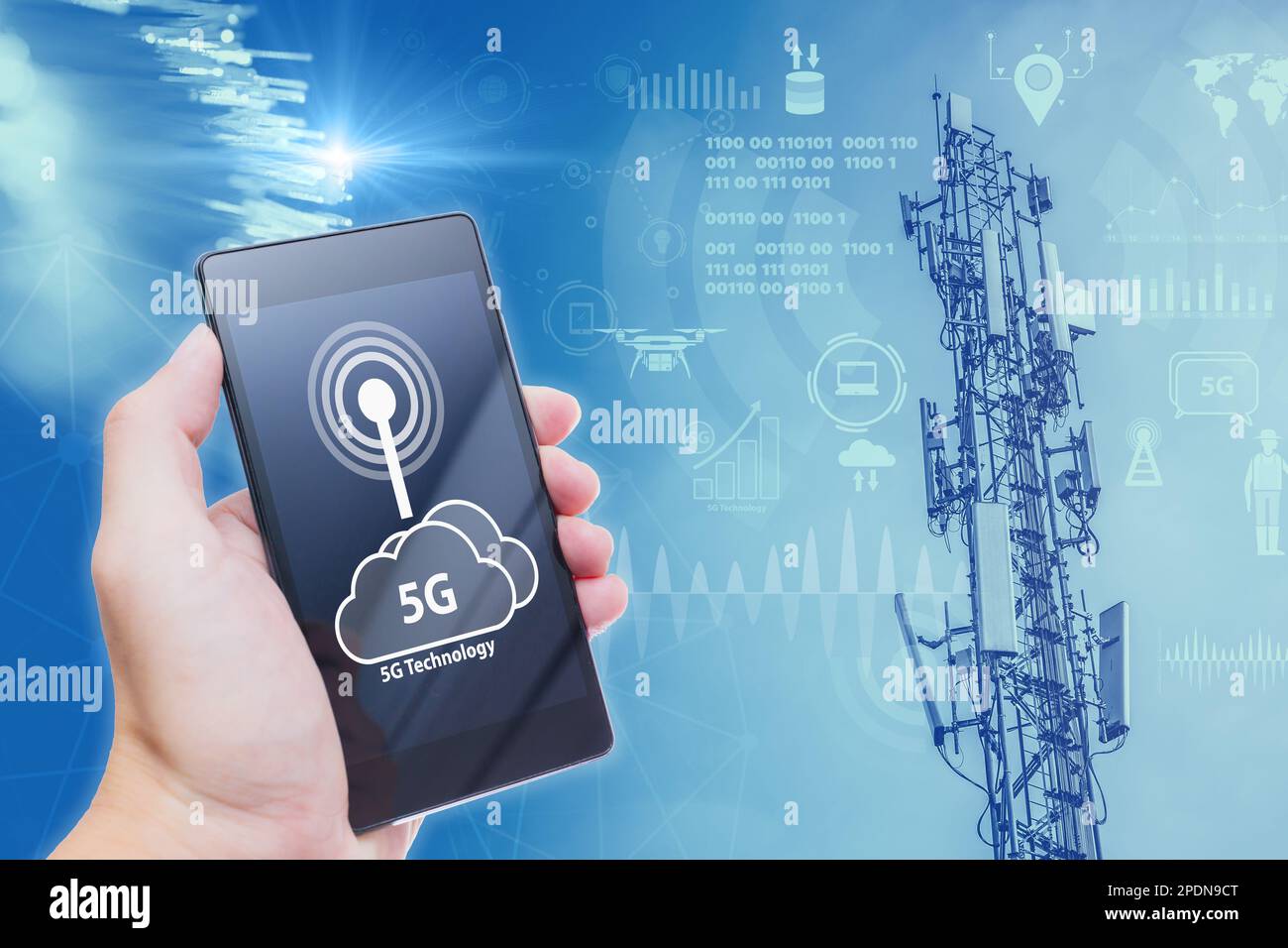 5G-Datenübertragungs-Tower-Overlay mit Smartphone verbindet sich mit einem Hochgeschwindigkeits-Mobilfunkstandort Stockfoto