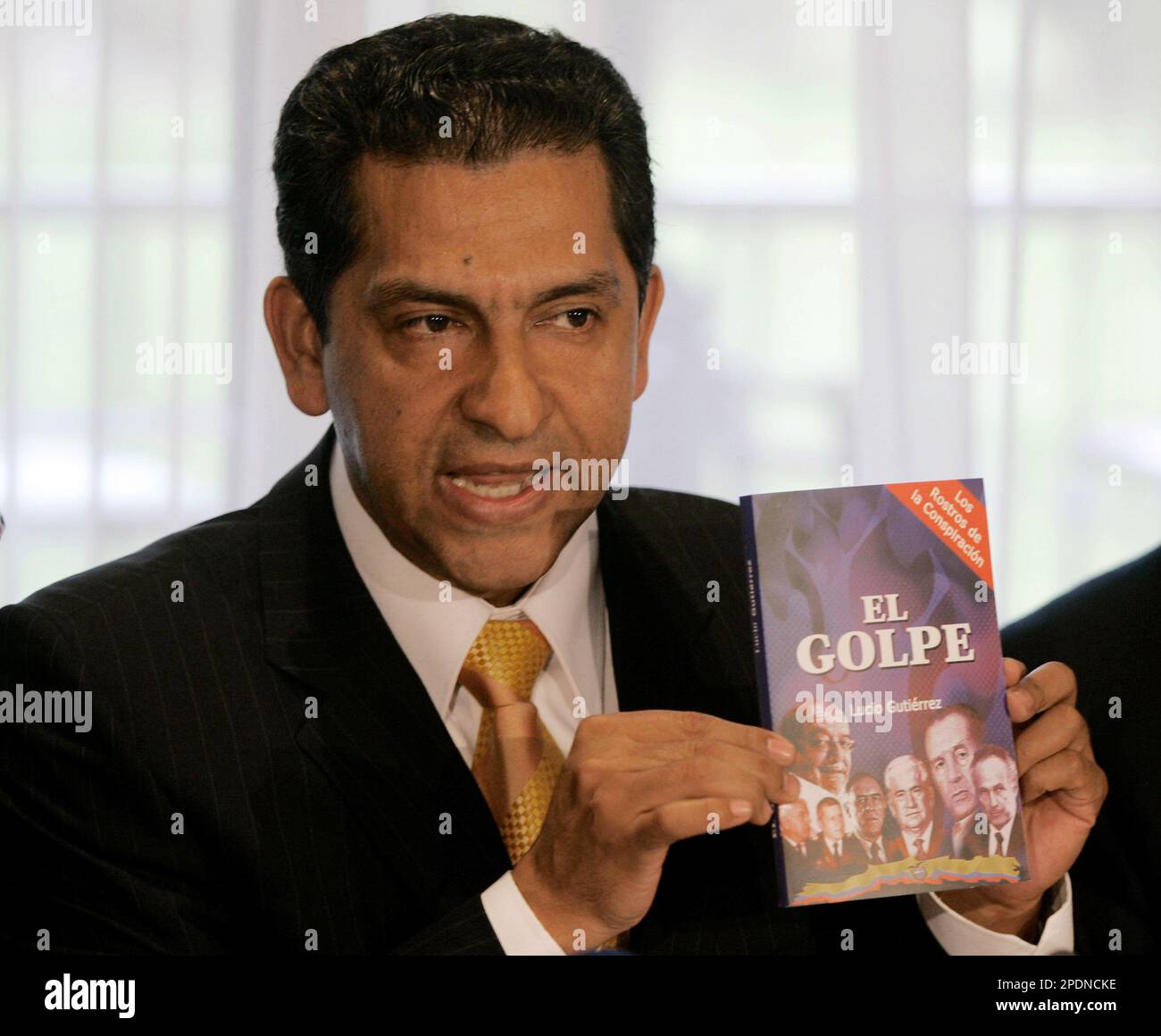 Former Ecuadorean President Lucio Gutierrez holds his book titled "El Golpe" during a news conference in Bogota, Colombia, Thursday, Oct.13, 2005. Gutierrez, who last week was granted political asylum in Colombia, planned to give it up Thursday before returning to his homeland, his lawyer said. (AP Photo/Javier Galeano) Stockfoto