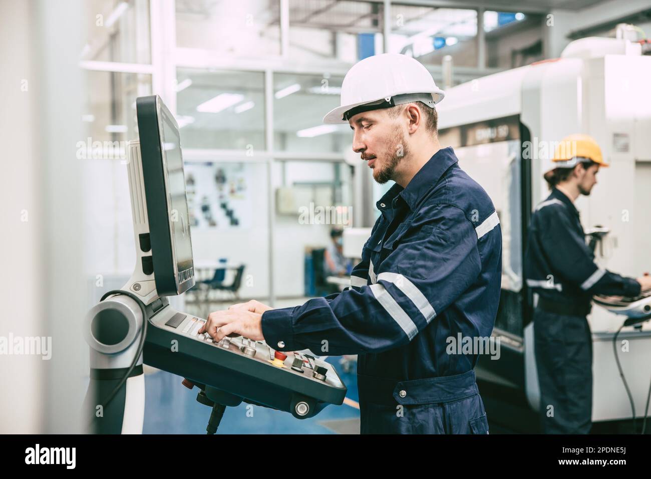 Maschineningenieur/in der Metallpresse CNC. Technische Mitarbeiter, die in der Fabrik für Metallteile arbeiten Stockfoto