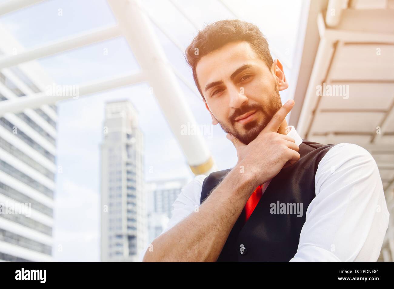 Porträt fröhliches Lächeln hispanische lateinische Unternehmen junger Mann elegant aussehen attraktiv Actionmodell Nahaufnahme draußen Stockfoto