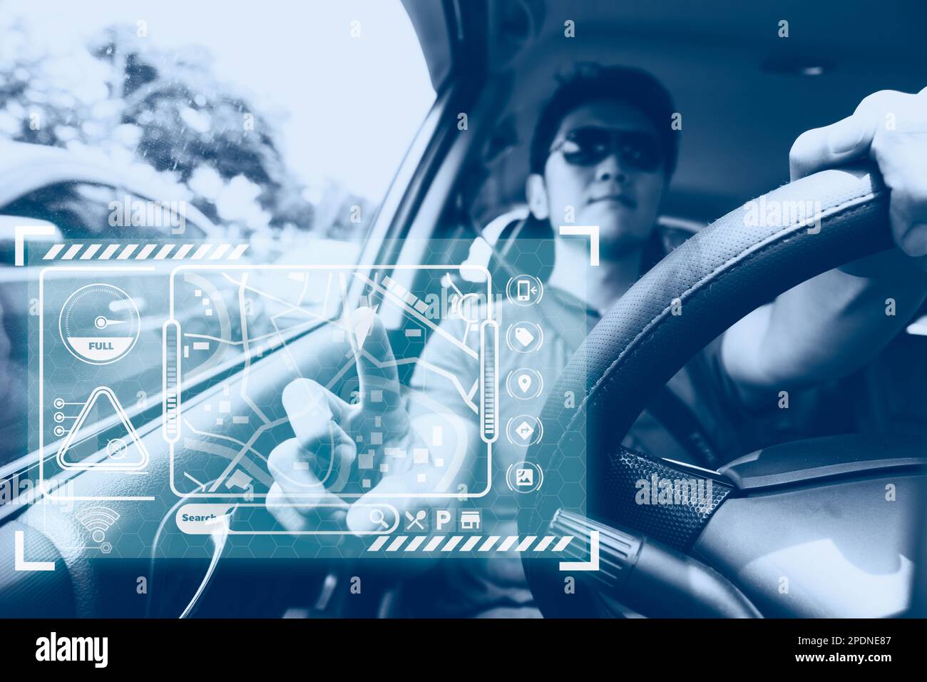 Männlicher Autofahrer mit GPS-Navigationssystem auf Hologramm-Touchpanel, moderne Technologie für Transportassistenten Stockfoto