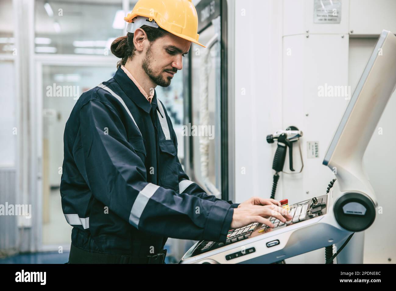 CNC Lathe Machine für Ingenieurtechniker in einer modernen Metallfabrik Stockfoto