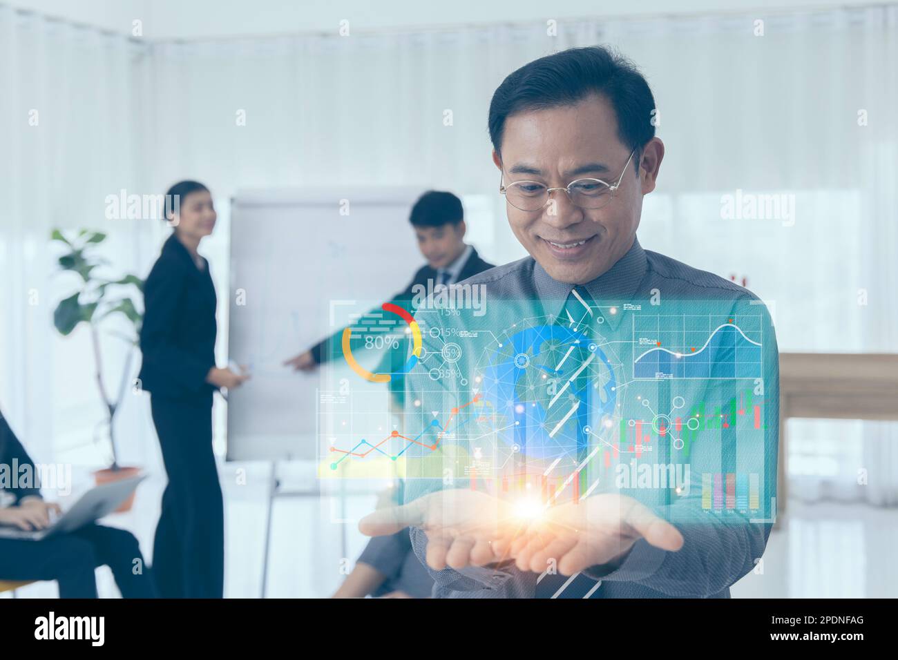 Ein Geschäftsführer veranschaulicht, dass Unternehmen Big-Data-Verkaufsanalysen für Marketing-Entscheidungen nutzen, um eine Detailgrafik zu erhalten Stockfoto