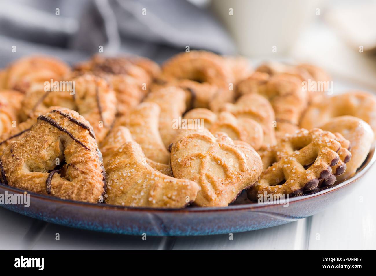 Verschiedene Kekse. Süße Kekse auf dem Teller. Stockfoto