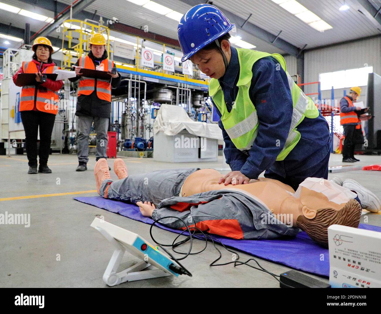 QINHUANGDAO, CHINA - 15. MÄRZ 2023 - Läufer führen eine kardiopulmonale Wiederbelebung (CPR) während eines arbeitsmedizinischen Notfalltests in Qin durch Stockfoto