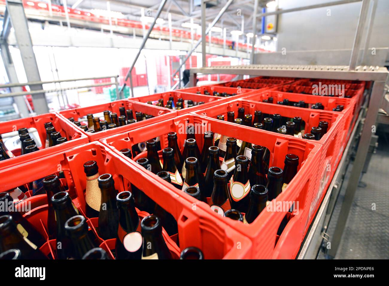 Moderne Fabrik in der Lebensmittelindustrie - Bier Brauerei - Transportband mit Bierflaschen und Maschinen für die Produktion Stockfoto
