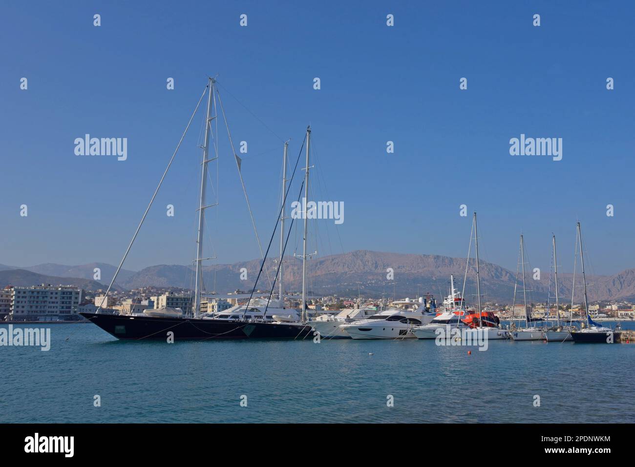 Vergnügungsyachten liegen im Hafen von Chios Hafen, Insel Chios, Griechenland Stockfoto