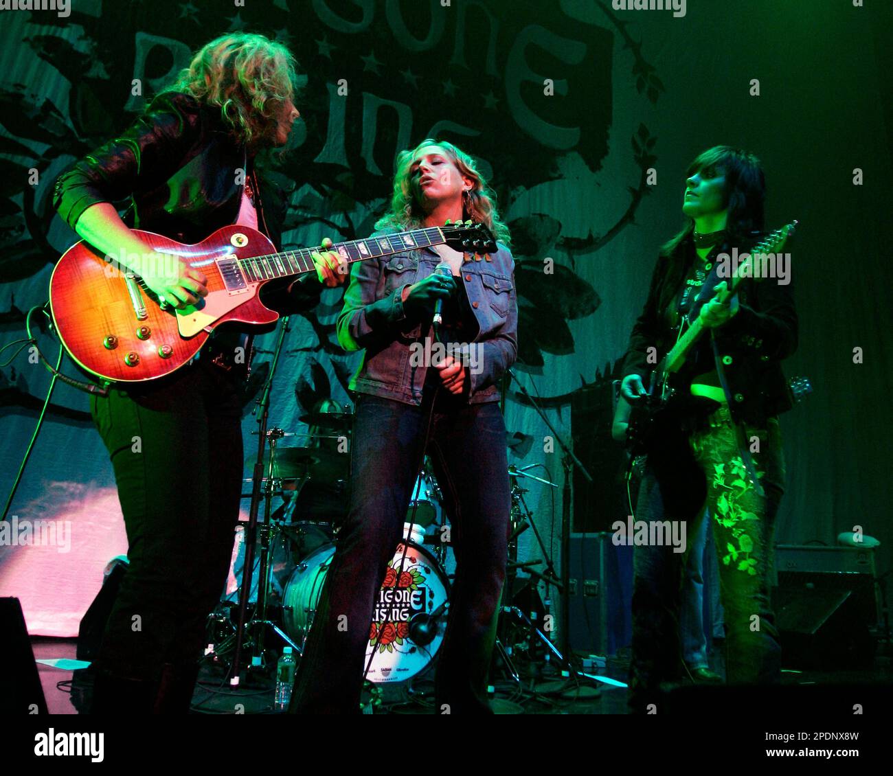 Guitarist Cathy Henderson, left, vocalist Cassidy and guitarist Kristen Henderson, right of the Long Island, New York based all girl band Antigone Rising perform as the opening act for Rob Thomas at the Providence Performing Arts Center in Providence, R.I., Friday, Oct. 7, 2005. (AP Photo/Robert E. Klein) Stockfoto