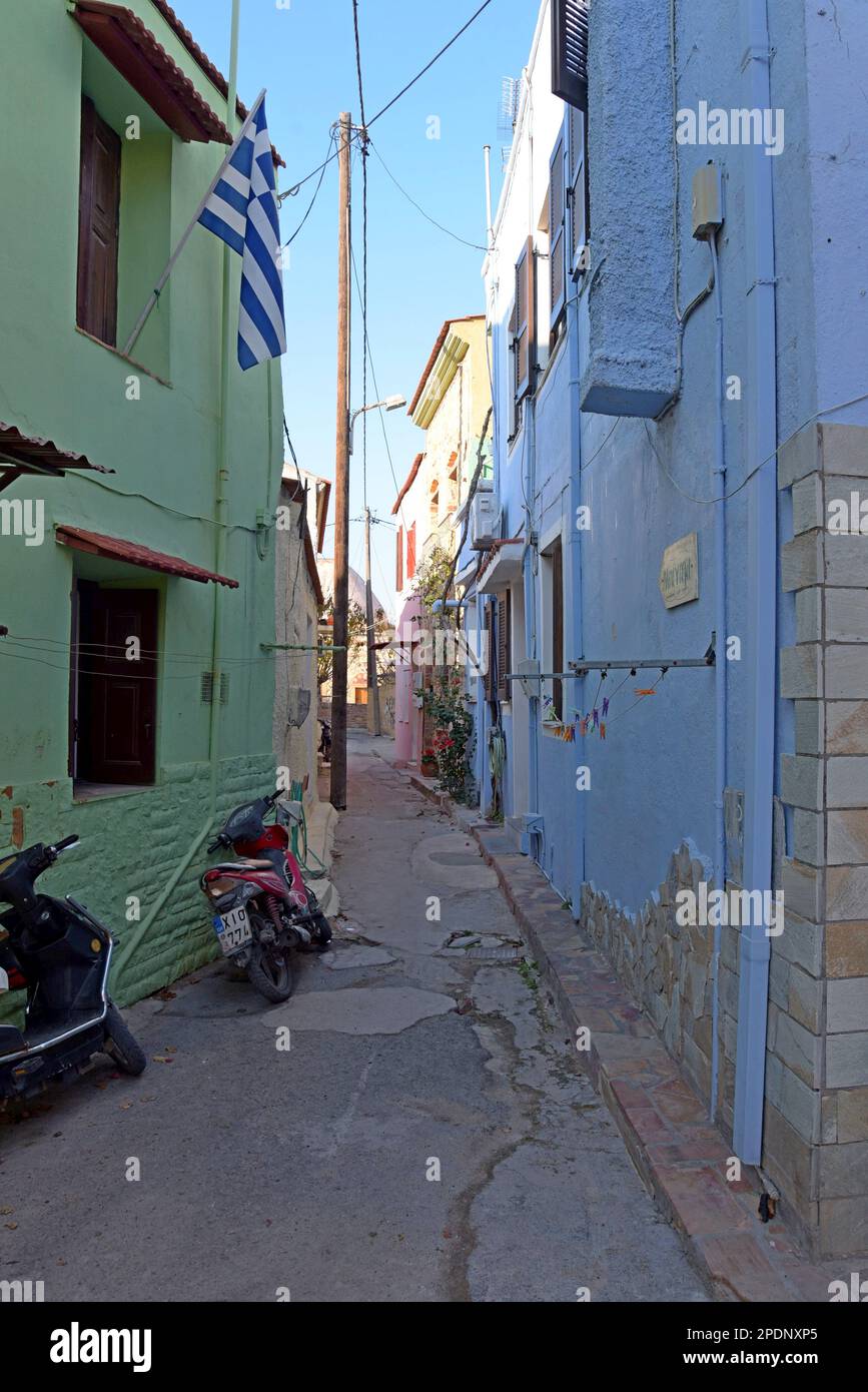 Traditionelle Häuser in einer schmalen Gasse im historischen Wohnviertel von Chios Castle, Insel Chios, Griechenland Stockfoto