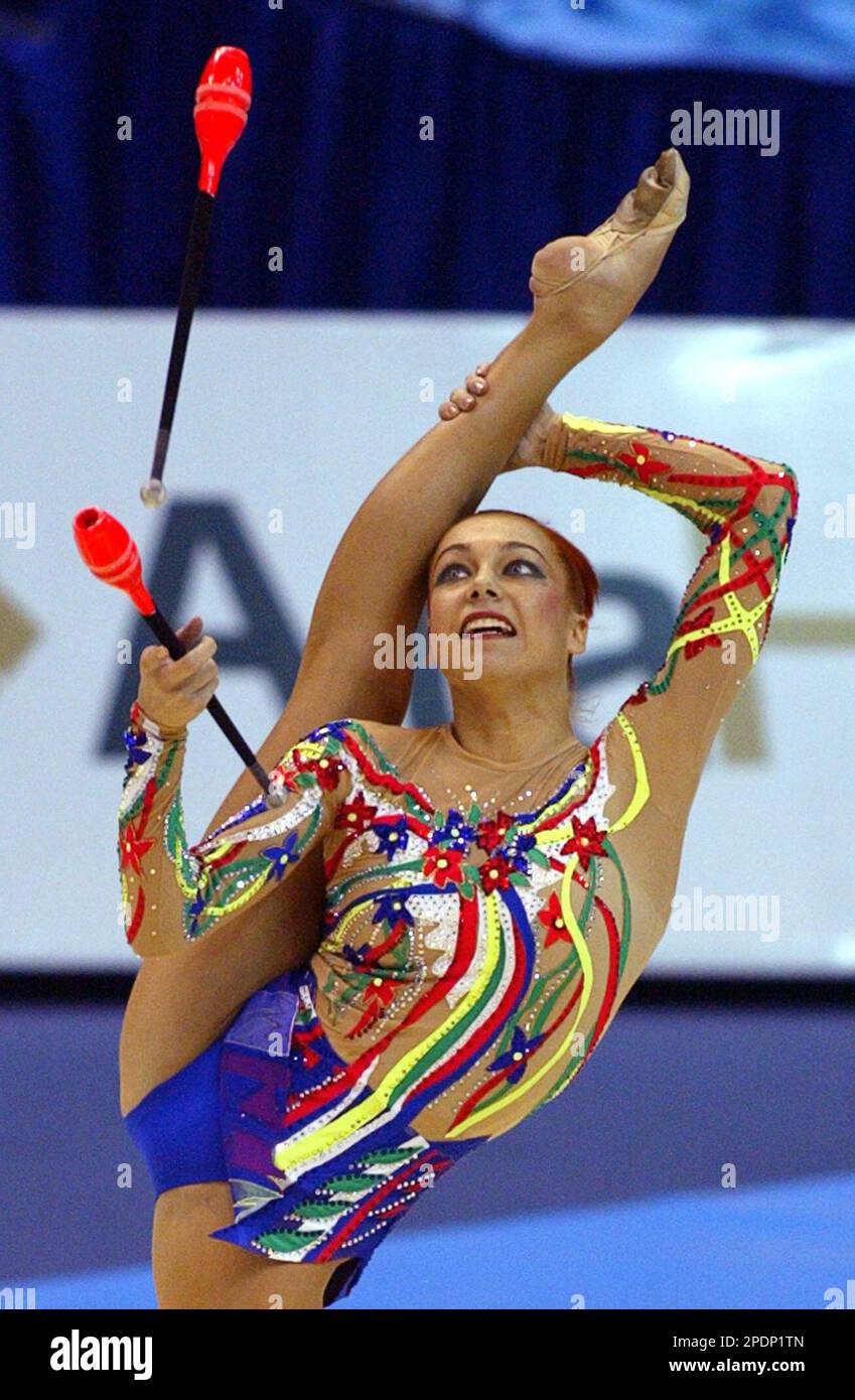 Ukraine's Natalia Godunko performs with clubs during the 27th World Rhythmic Gymnastics Championship in Baku, Thursdayy, Oct. 6, 2005. (AP Photo/Sergey Ponomarev) Stockfoto