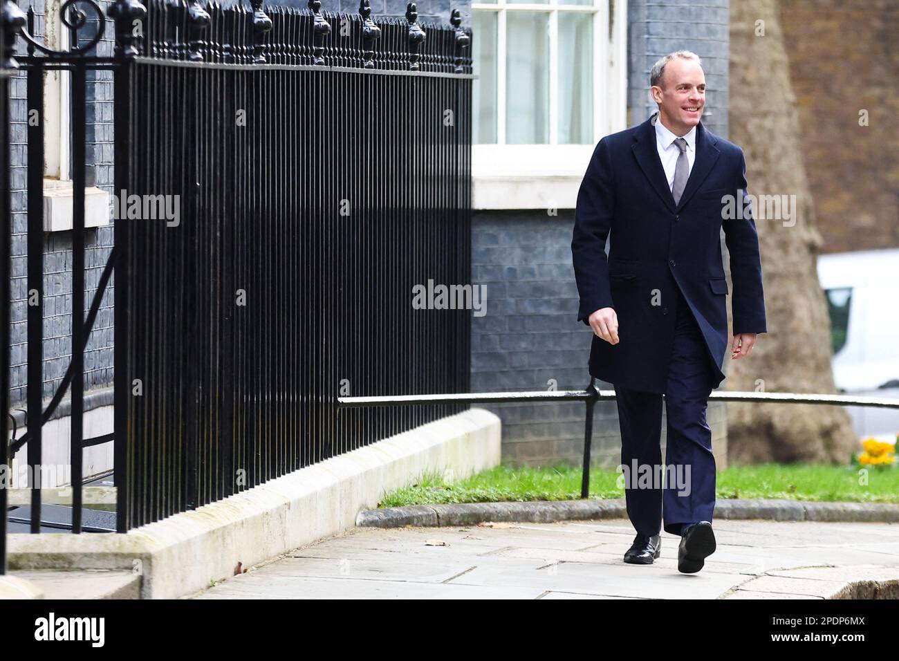 Der stellvertretende britische Premierminister und Justizminister Dominic Raab wandelt am 15. März 2023 in der Downing Street in London, Großbritannien. REUTERS/Hannah McKay Stockfoto