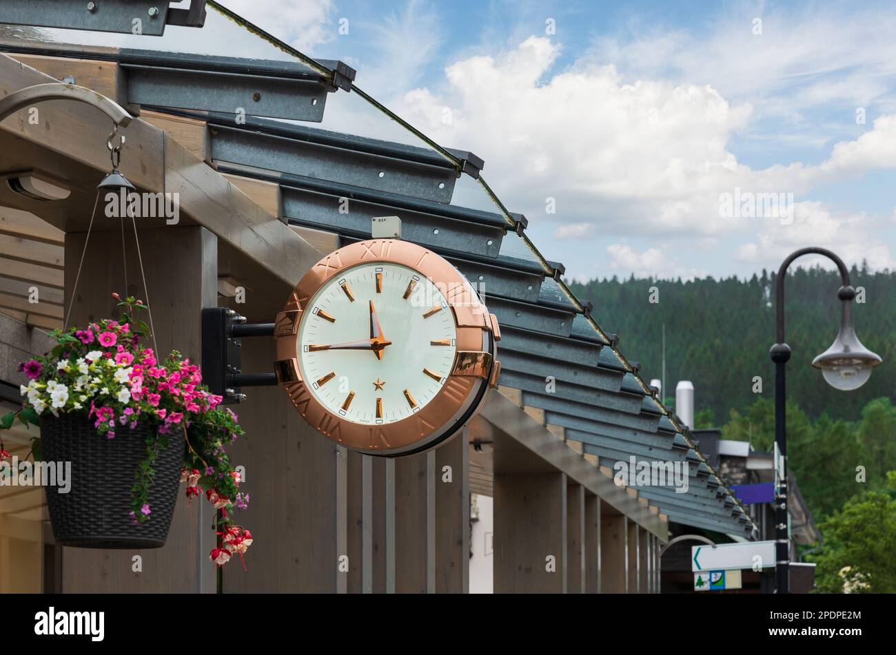 Schöne Straßenuhr aus der Nähe Stockfoto