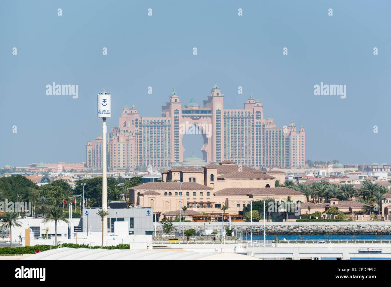 Blick auf Atlantis The Palm Hotel Resort auf Palm Jumeirah vom Dubai Harbour, Dubai, Vereinigte Arabische Emirate Stockfoto