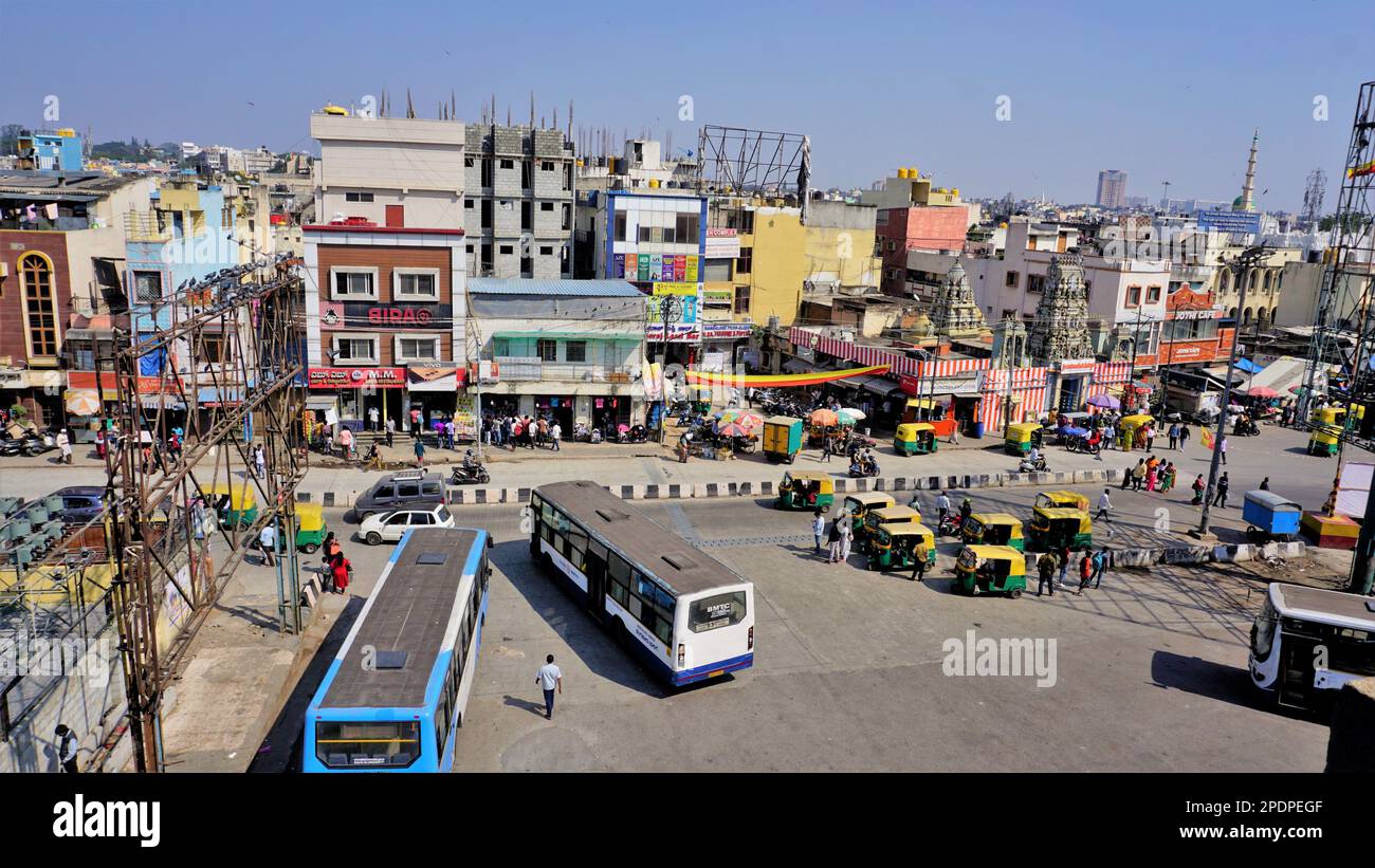 Bangalore, Karnataka, Indien-Januar 01 2023: Bangalore Stadt vom Shivajinagar Busstand Gebäude. St. marys Basilika oder Velankannimatha Kirche sichtbar. Stockfoto