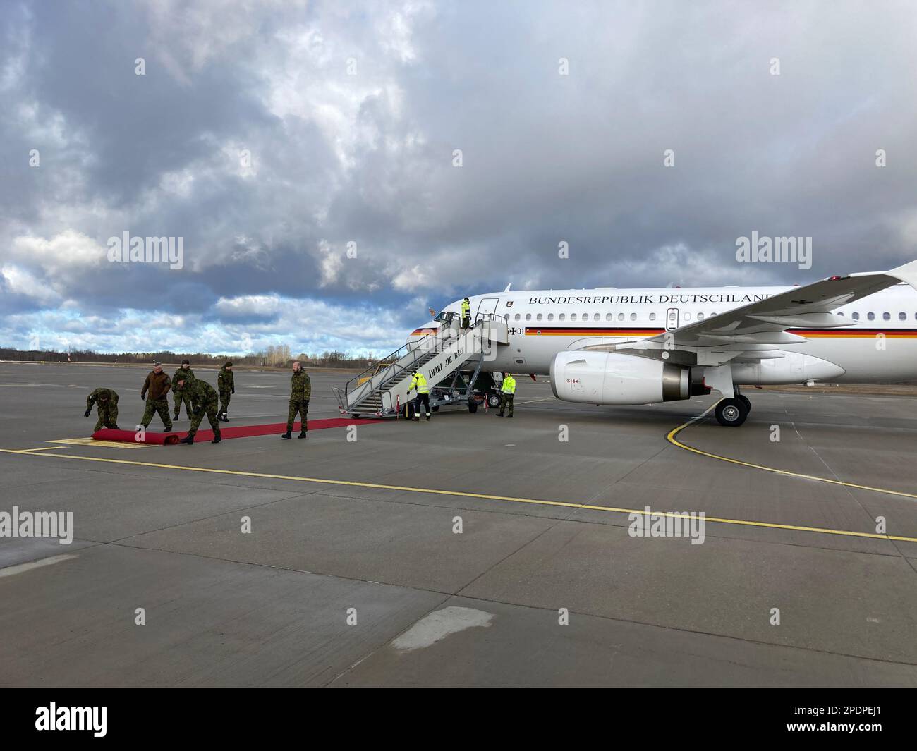 15. März 2023, Estland, Ämari: Ein Flugzeug der Bundesluftwaffe Special Air Mission Wing mit Präsident Steinmeier an Bord trifft am Luftwaffenstützpunkt Ämari in Estland ein. Präsident Steinmeier ist zu einem zweitägigen Besuch in Estland. Foto: Alexander Welscher/dpa Stockfoto