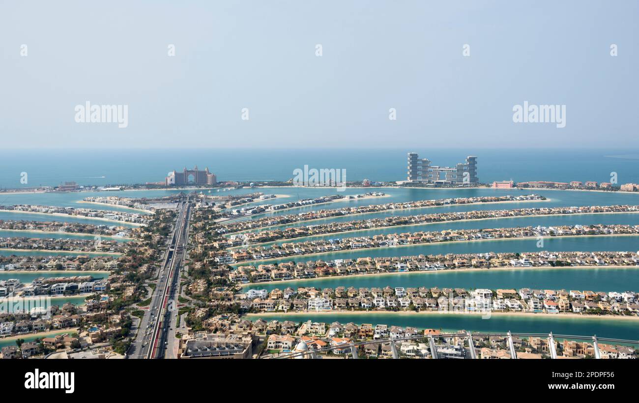 Blick auf Atlantis The Palm und Atlantis The Royal Hotels von The View at the Palm, Palm Jumeirah, Dubai, Vereinigte Arabische Emirate Stockfoto