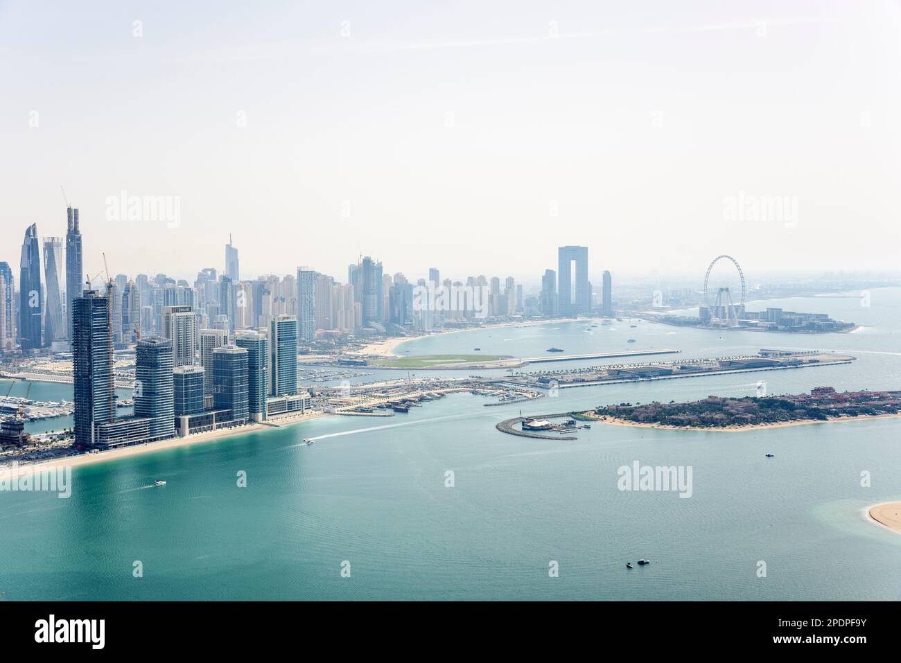 Blick auf Dubai Beach und Dubai Harbour von The View at the Palm, Palm Jumeirah, Dubai, Vereinigte Arabische Emirate Stockfoto