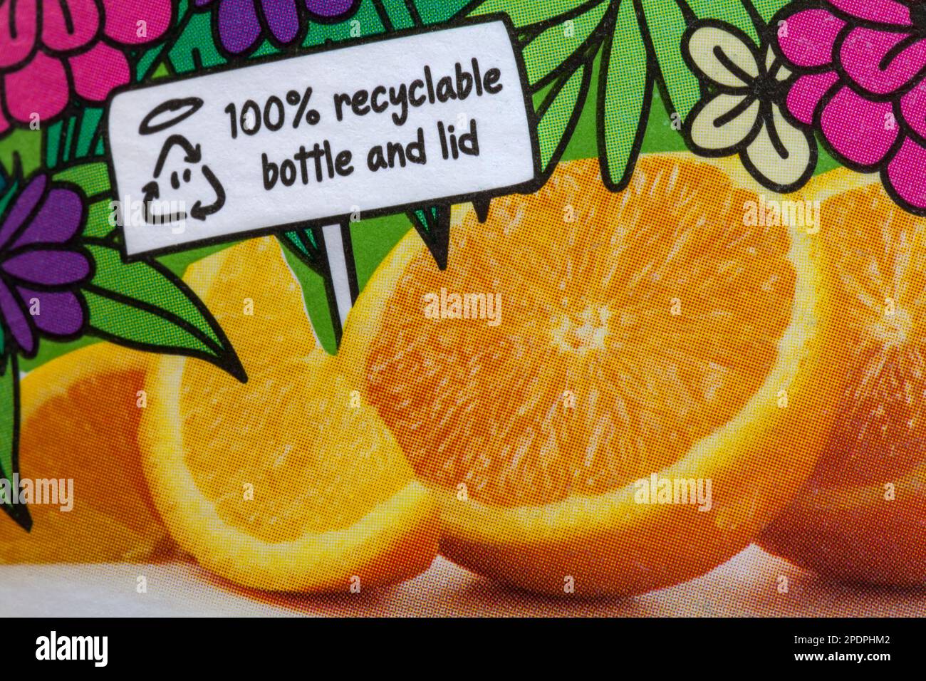 100 % recycelbare Flasche und Deckel Nahaufnahme auf der Flasche mit unschuldigem glattem, reinem Fruchtsaft in Orange – Recycling-Logo für die Entsorgung Stockfoto