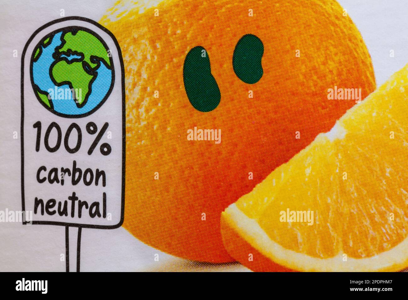 100 % kohlenstoffneutral – Nahaufnahme einer Flasche unschuldigen, glatten, reinen Orangensafts, sonst nichts Stockfoto