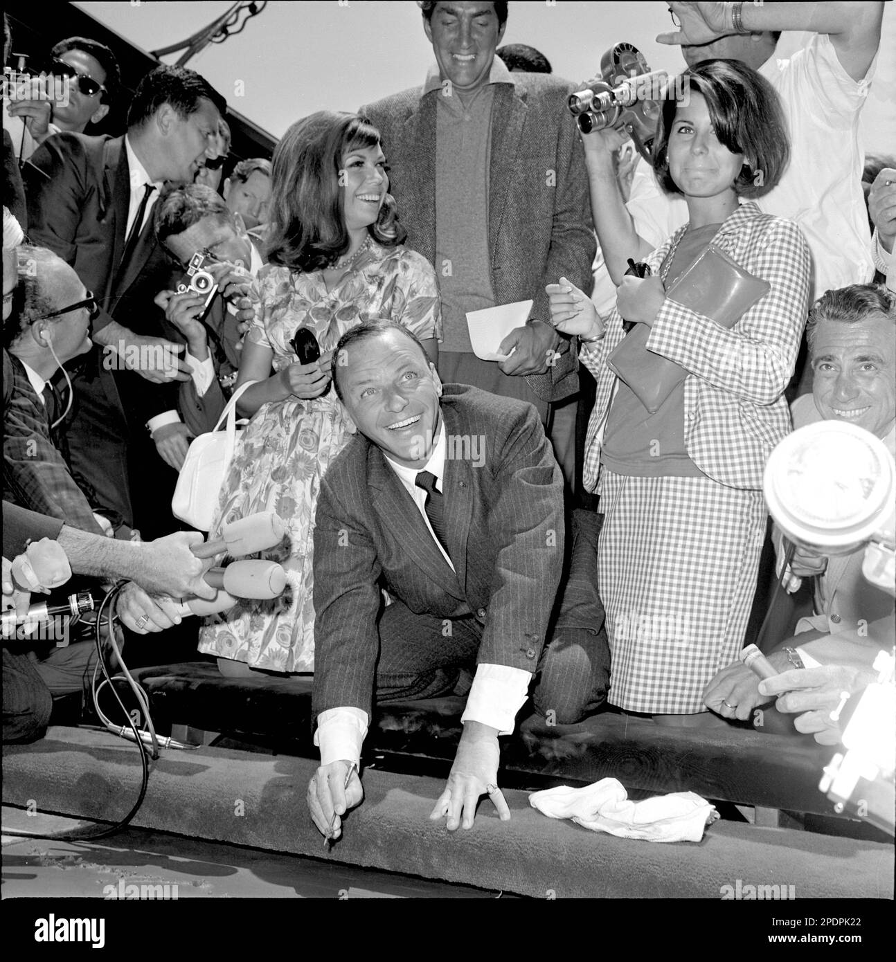 Frank Sinatra hinterlässt seine Unterschrift in Beton am Grauman's Chinese Theatre in Hollywood, Kalifornien, am 21. Juli 1965 Stockfoto