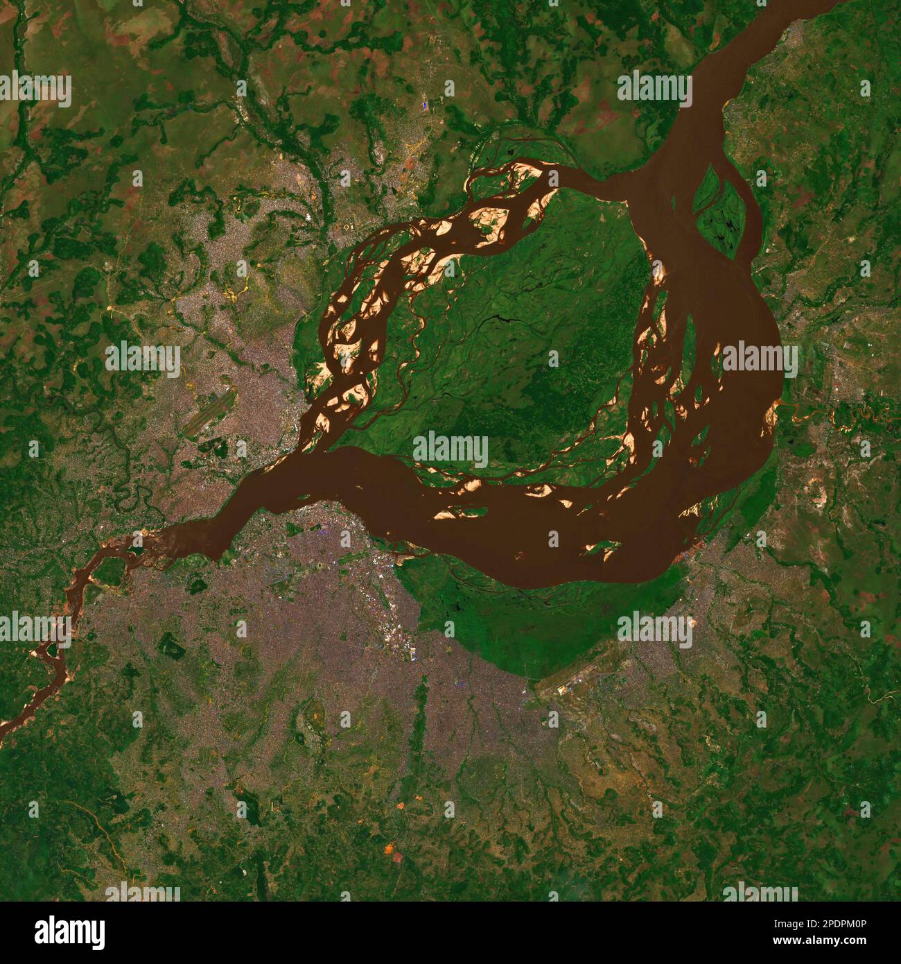 Brazzaville und Kinshasa mit Fluss Kongo und Pool Malebo aus dem All gesehen – enthält modifizierte Copernicus Sentinel-Daten (2022) Stockfoto