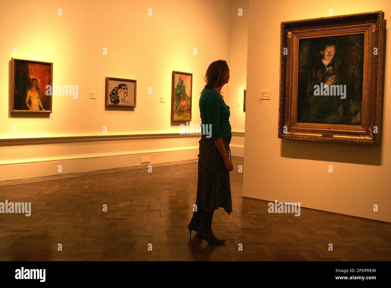 An art critic views a painting by renowned artist Edvard Munch, titled "Self portrait with cigarette" during a press viewing at the Royal Academy of Art in central London, Tuesday, Sept. 27, 2005. When "Munch by Himself" opens at the Royal Academy of Art on Oct. 1, the public will get a chance to look into the troubled psyche of the Norwegian impressionist. (AP Photo/Sergio Dionisio) Stockfoto