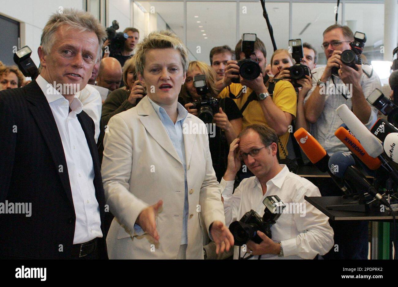 Die Gruenen Fritz Kuhn, links, und Renate Kuenast nach ihrer Wahl zu den neuen Fraktionsvorsitzenden der Gruenen - Bundestagsfraktion im Reichstag in Berlin am Dienstag, 27. September 2005.(AP Photo/Markus Schreiber) --- German Green's Fritz Kuhn, left, and Renate Kuenast pose for media after they were elected as new faction leader in Berlin on Tuesday, Sept. 27, 2005. The Greens, seeking to maintain a high profile as they prepare for opposition, on Tuesday chose a combative outgoing minister and a respected former party chairman to lead them in parliament.(AP Photo/Markus Schreiber) Stockfoto