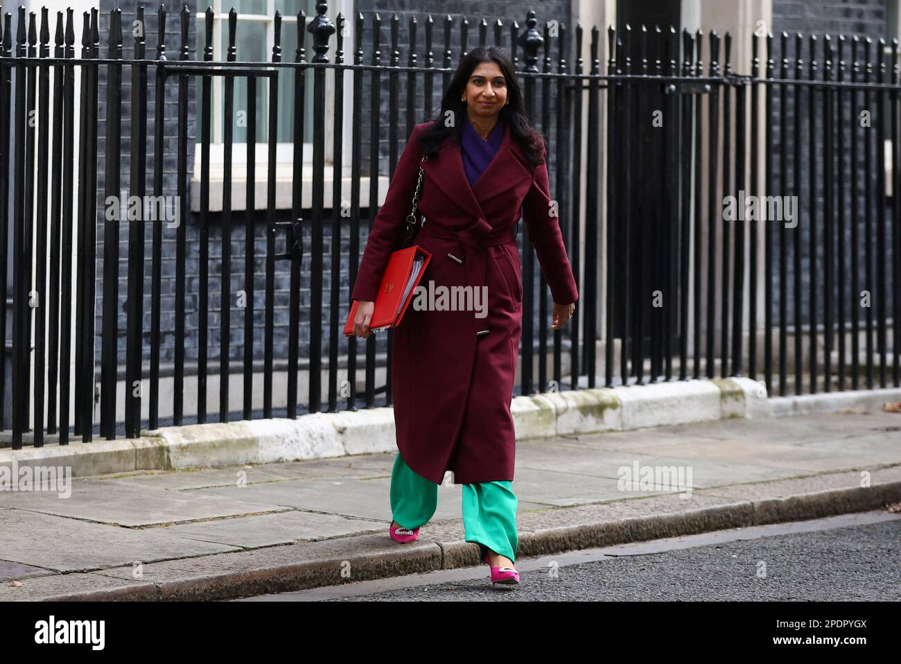 Britische Innenministerin Suella Braverman wandelt am 15. März 2023 in der Downing Street in London, Großbritannien. REUTERS/Hannah McKay Stockfoto