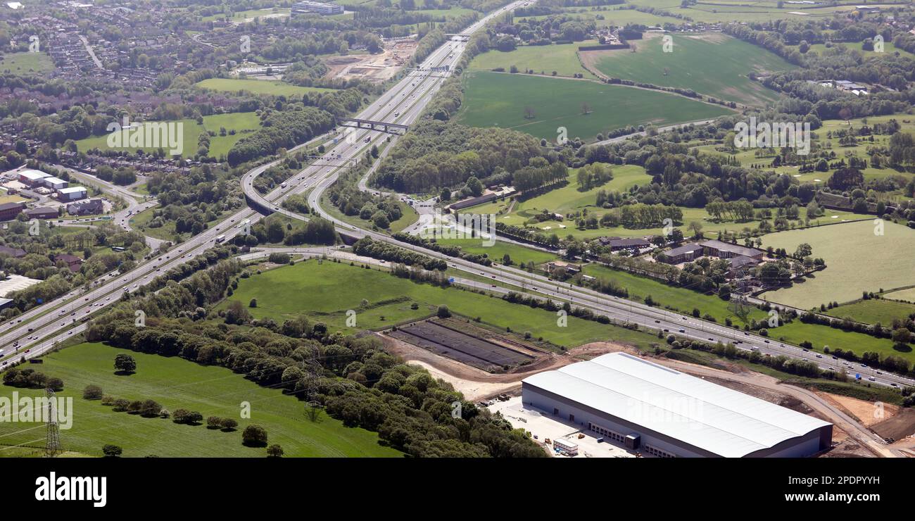Blick aus der Vogelperspektive nach Südwesten über die M606 und entlang der Autobahn M62 in Richtung Scholes (rechte obere Ecke), West Yorkshire Stockfoto