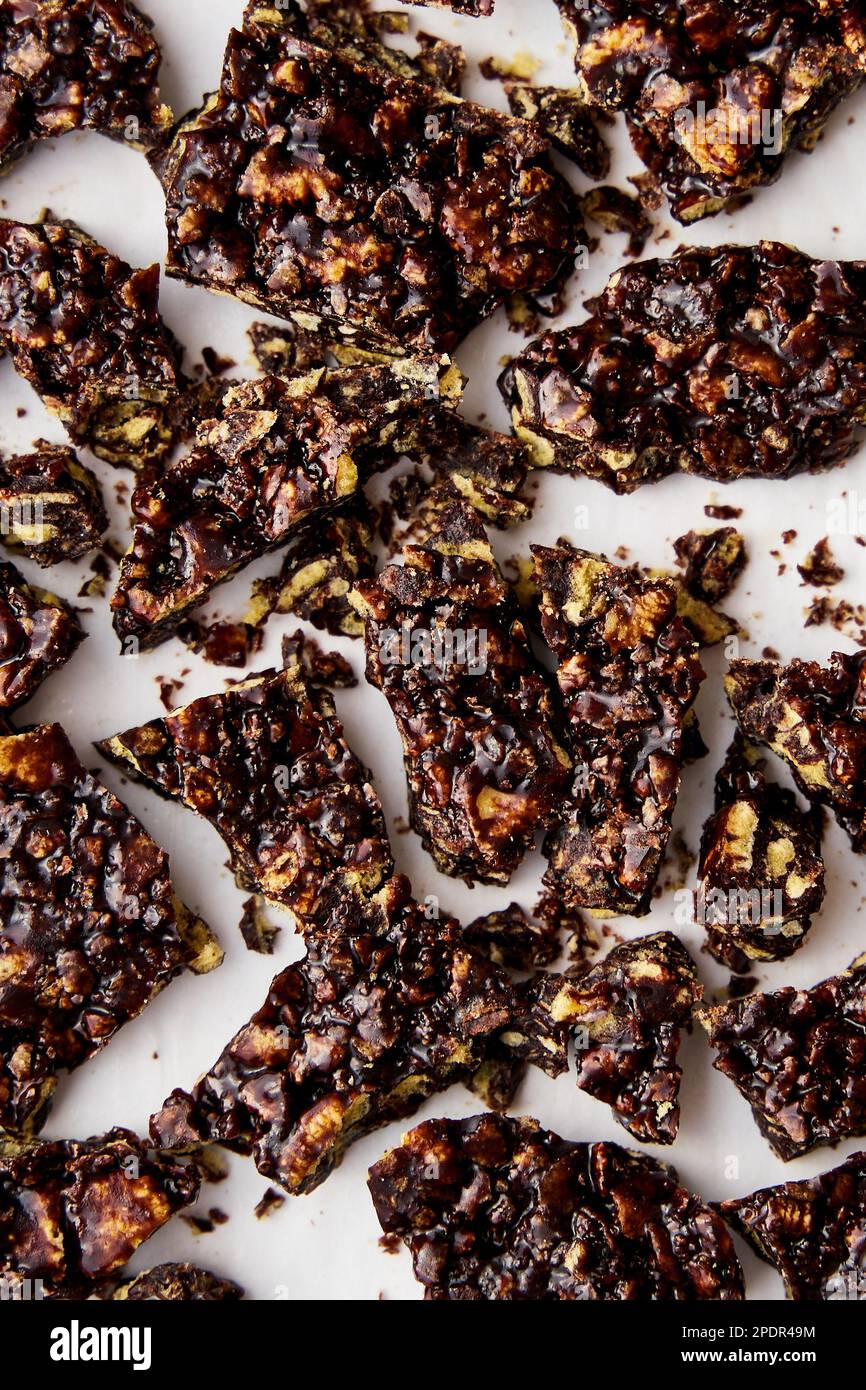 Chocolate cracknell ein festes, knuspriges Dessert aus Cornflakes, Kakao und Butter mit goldenem Sirup Stockfoto