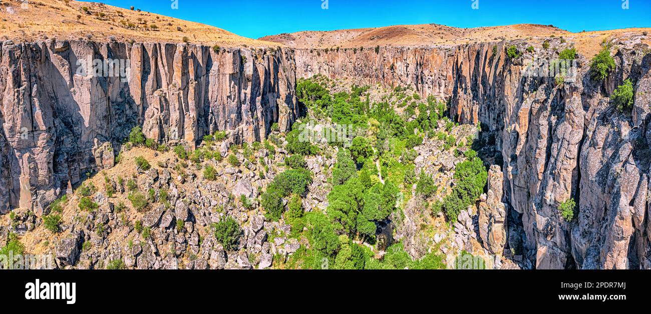 Luftaufnahme einer berühmten und beliebten Touristenattraktion von Kappadokien und der Türkei - Ihlara Valley mit einer tiefen Schlucht und steilen Klippen mit Wanderwegen Stockfoto