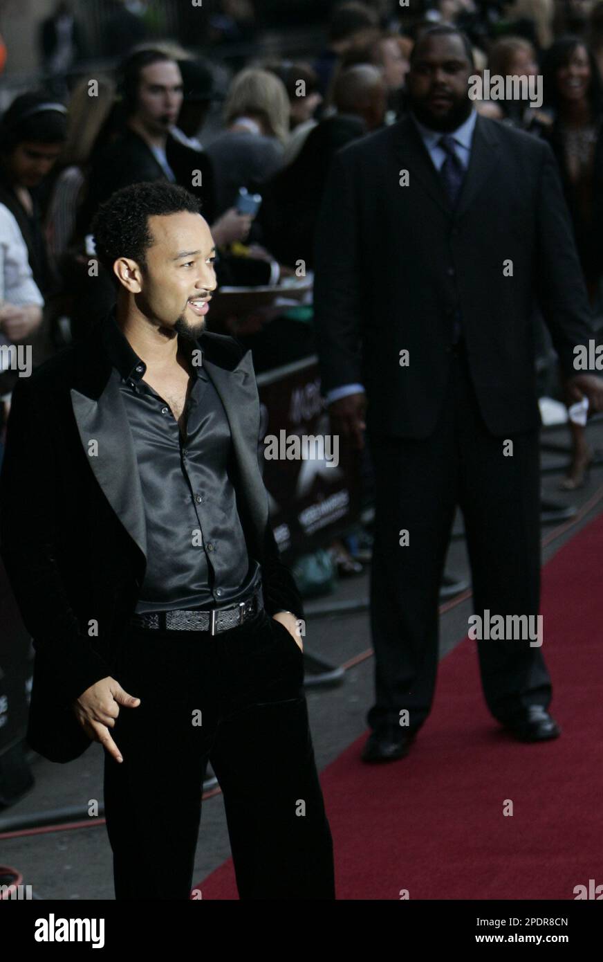 Singer John Legend, poses for the photographers as he arrives at Royal Albert Hall, in central London for the Mobo music Awards, Thursday Sept. 22, 2005. (AP Photo/Lefteris Pitarakis) Stockfoto