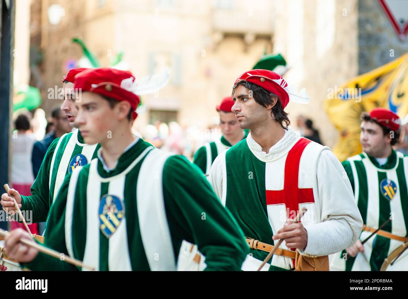 SIENA, ITALIEN - JULI 2013: Mitglieder der edlen Contrada dell'Oca tragen Fahnen mit einer gekrönten Gans auf dem Corteo Storico, einem historischen Kostümparadies Stockfoto