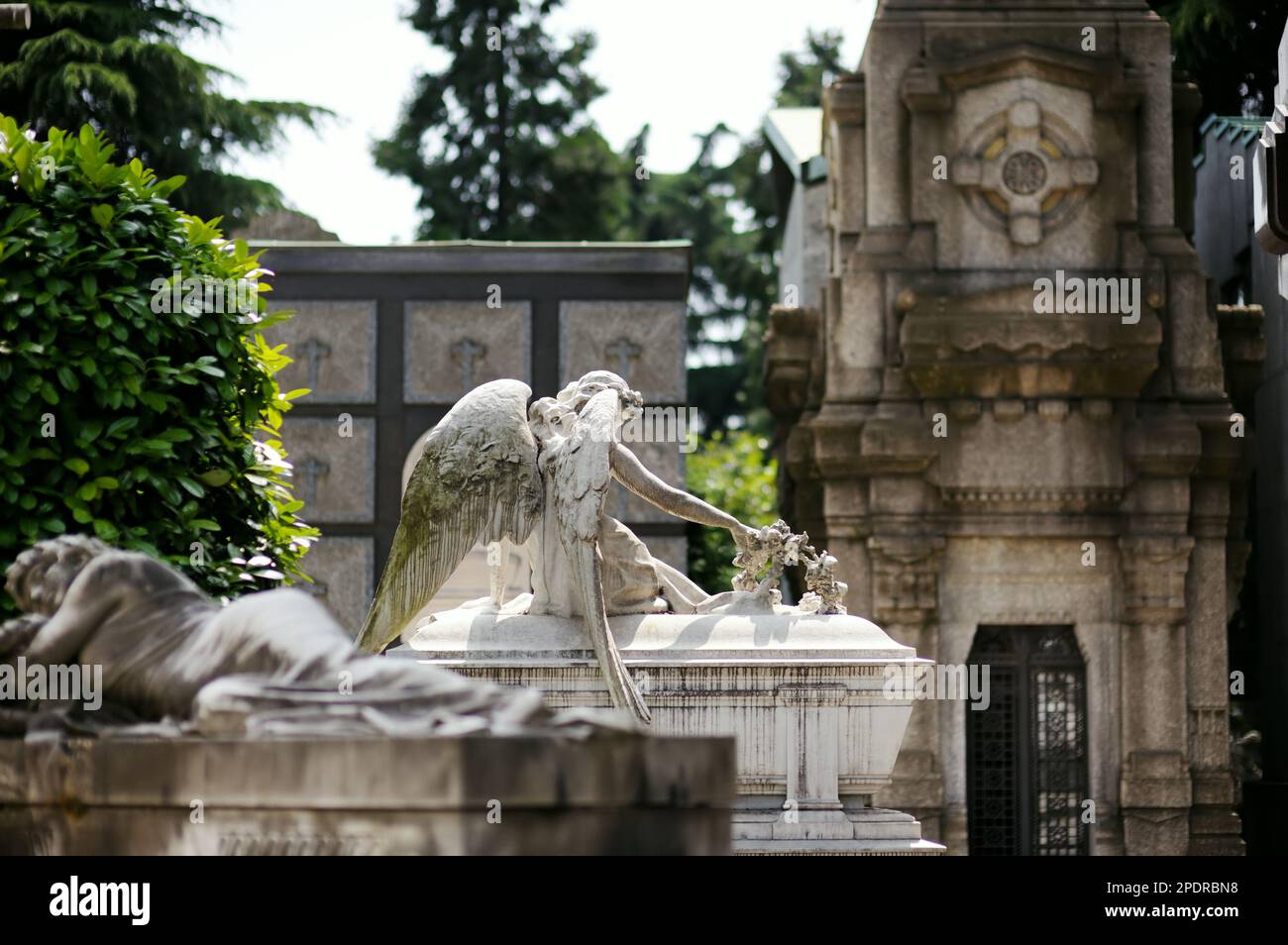 Beeindruckende Skulpturen auf den Gräbern und Denkmälern von Cimitero Monumentale di Milano oder dem monumentalen Friedhof von Mailand, der Grabstätte des größten Remars Stockfoto