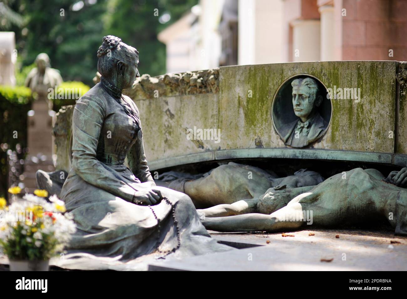 Beeindruckende Skulpturen auf den Gräbern und Denkmälern von Cimitero Monumentale di Milano oder dem monumentalen Friedhof von Mailand, der Grabstätte des größten Remars Stockfoto