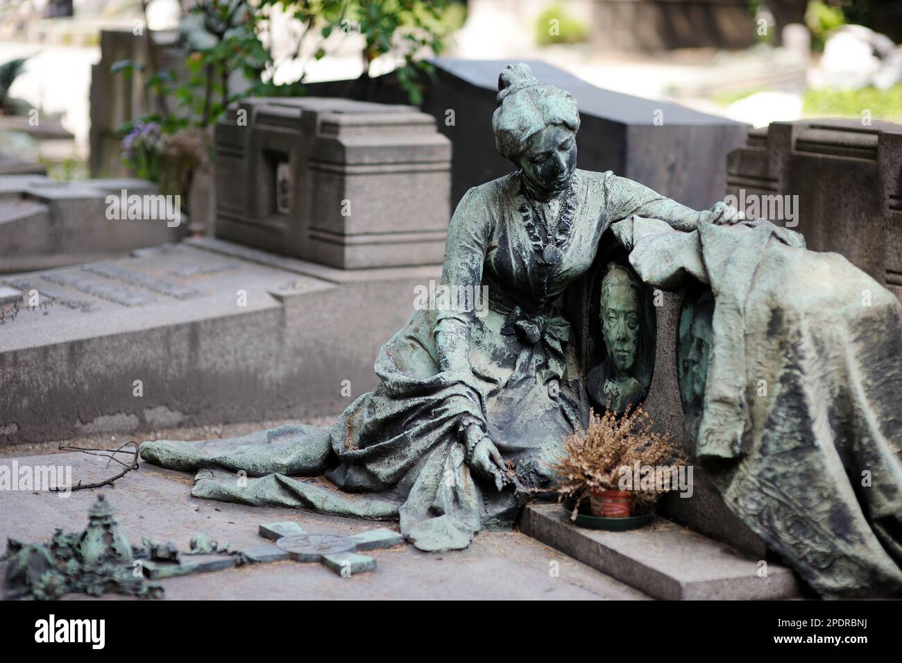 Beeindruckende Skulpturen auf den Gräbern und Denkmälern von Cimitero Monumentale di Milano oder dem monumentalen Friedhof von Mailand, der Grabstätte des größten Remars Stockfoto