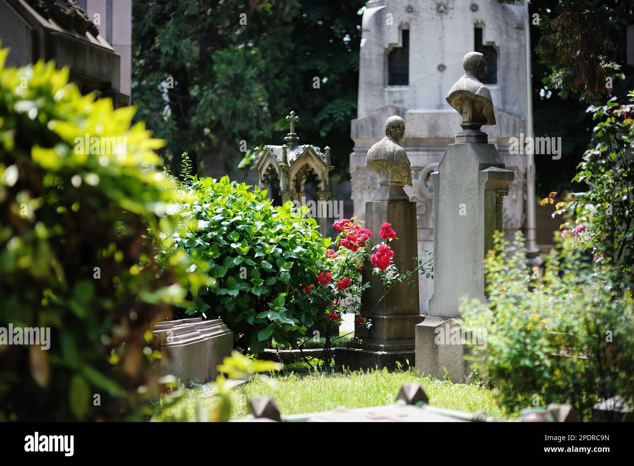 Beeindruckende Skulpturen auf den Gräbern und Denkmälern von Cimitero Monumentale di Milano oder dem monumentalen Friedhof von Mailand, der Grabstätte des größten Remars Stockfoto