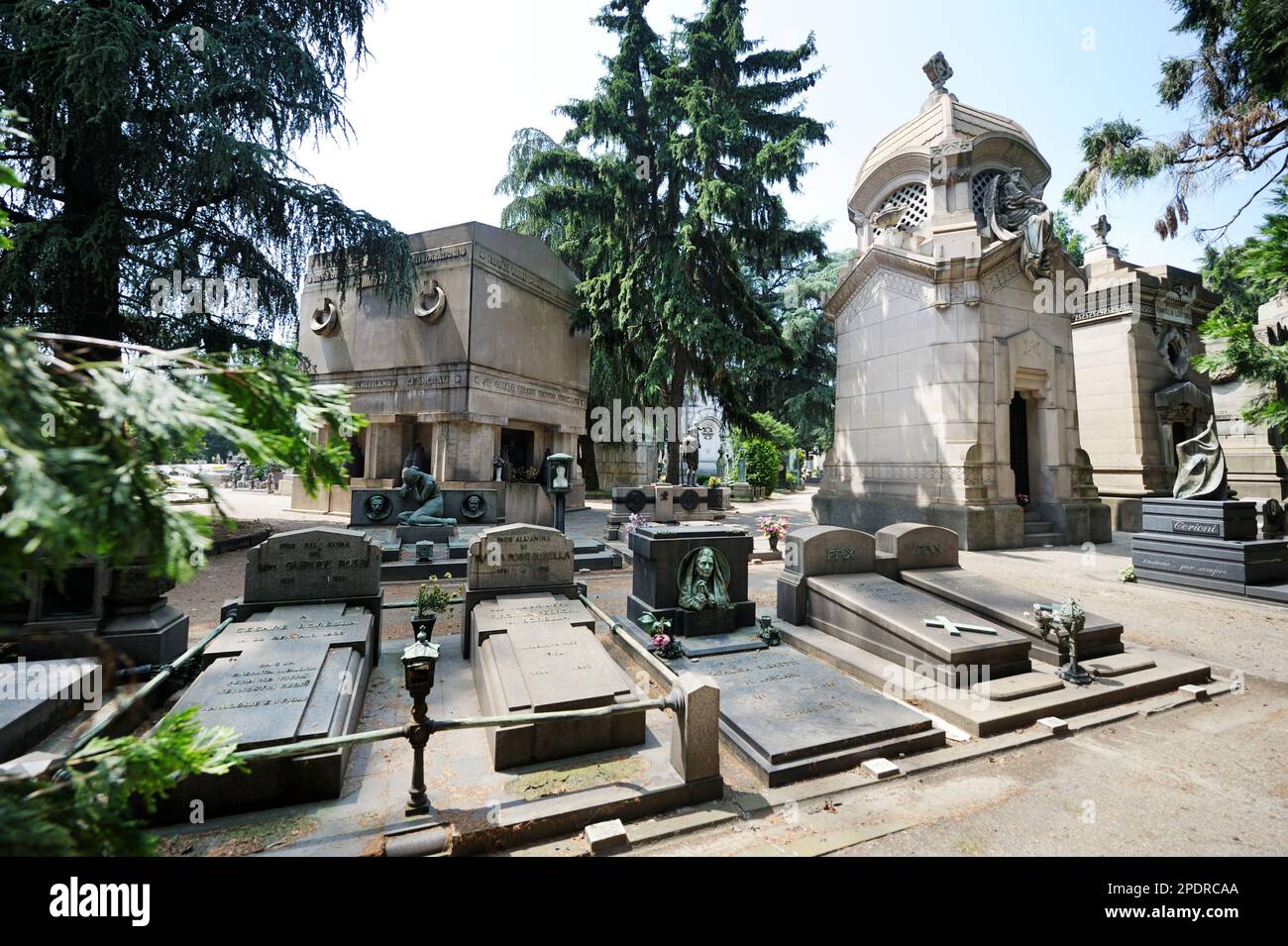 MAILAND, ITALIEN - MAI 2011: Beeindruckende Skulpturen, Gräber und Denkmäler des Cimitero Monumentale di Milano oder der monumentale Friedhof von Mailand. Mailand, Italien. Stockfoto