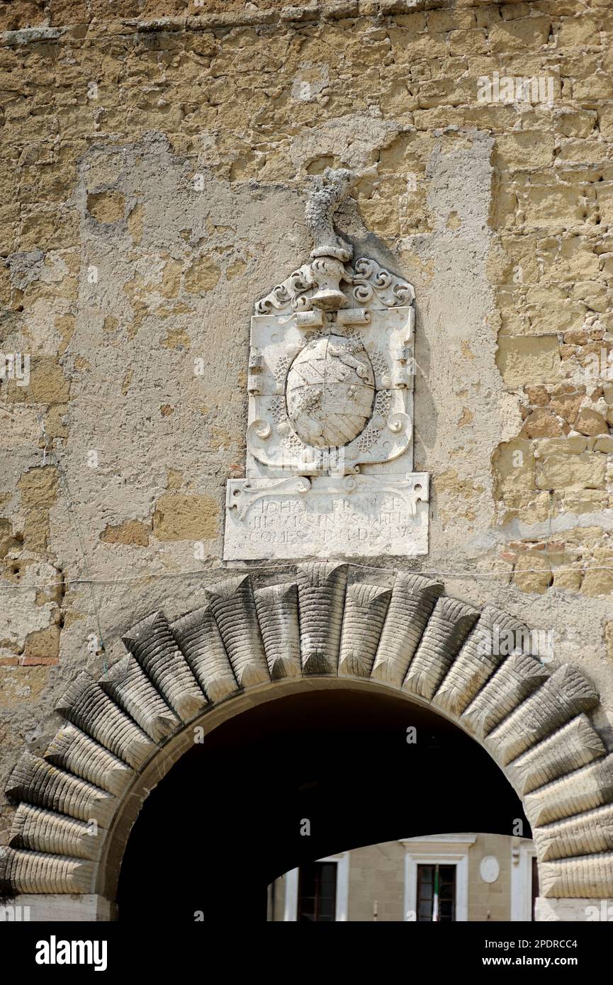 Wappen über dem Steinbogen in der engen alten Straße der berühmten Stadt Pitigliano. Wunderschöne italienische Städte und Dörfer. Etruskisches Erbe, Grosseto Stockfoto