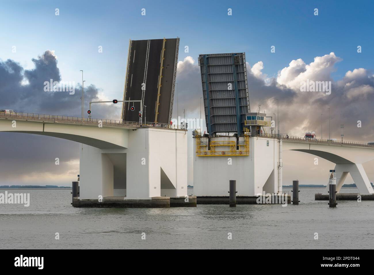 Offener Schiffskanal der Zeeland-Brücke, Zierikzee, Zeeland, Niederlande, Europa Stockfoto
