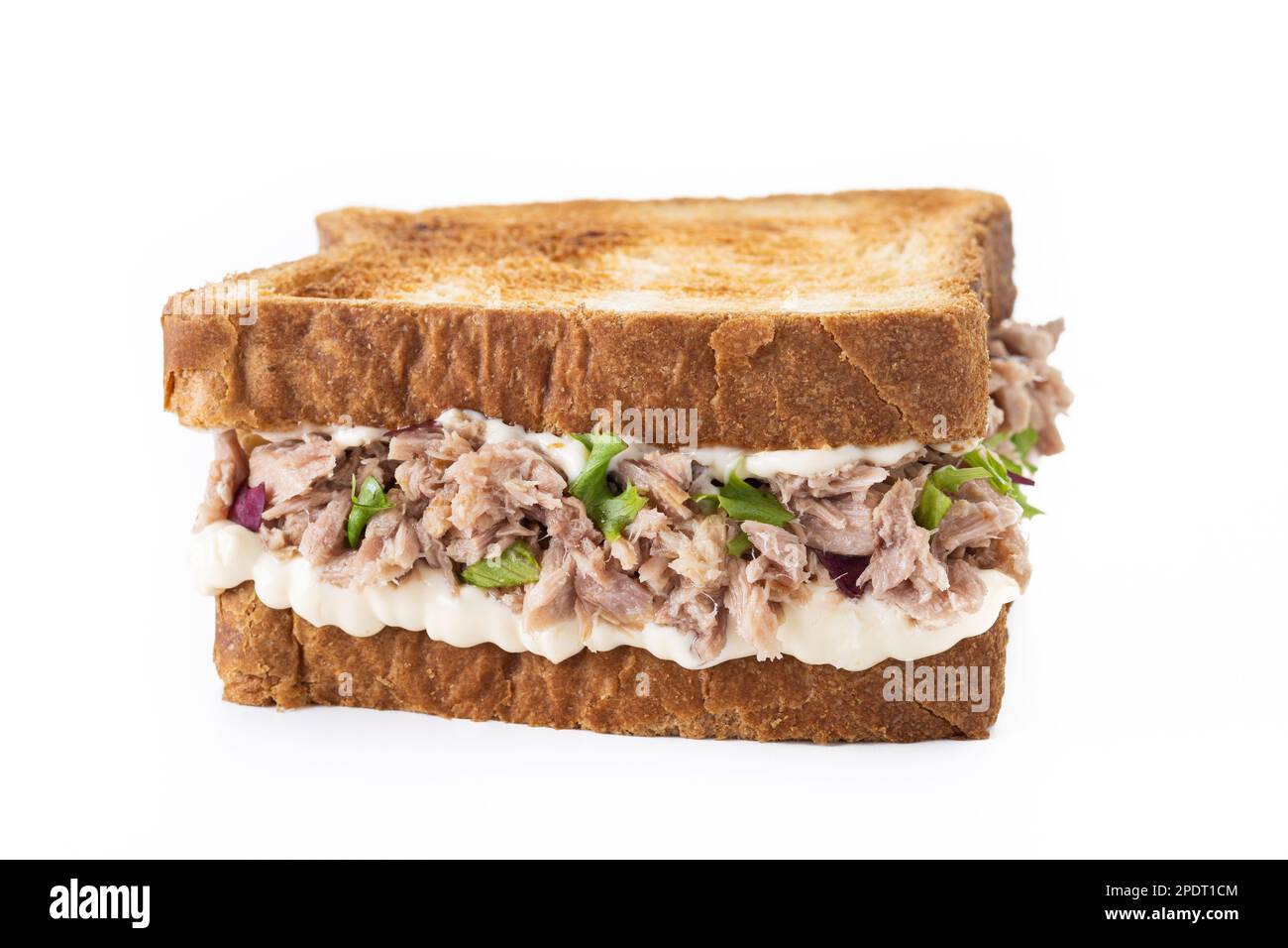 Thunfischsandwich mit Gemüse auf weißem Hintergrund isoliert Stockfoto
