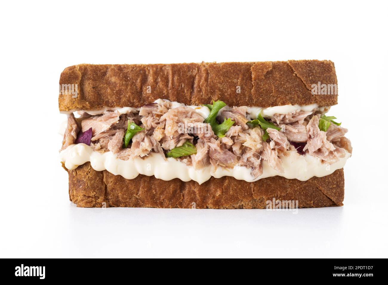 Thunfischsandwich mit Gemüse auf weißem Hintergrund isoliert Stockfoto