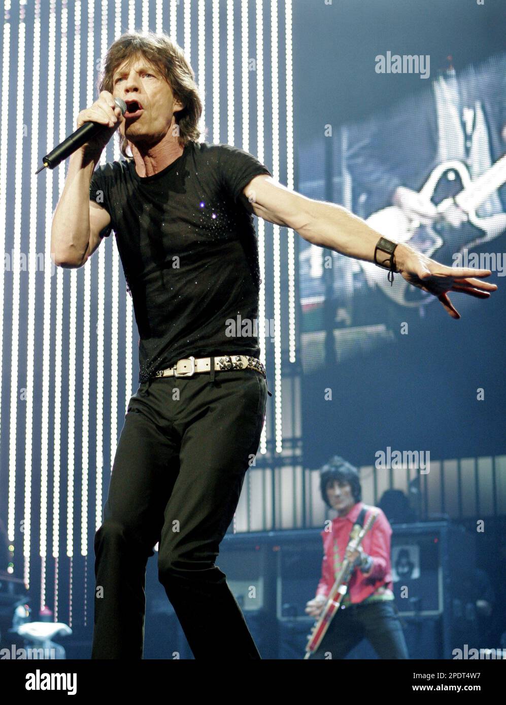 Mick Jagger, lead singer of the Rolling Stones, sings "She's So Cold" Tuesday, Sept. 13, 2005 in New York's Madison Square Garden during their Bigger Bang World Tour. (AP Photo/Jeff Christensen) Stockfoto