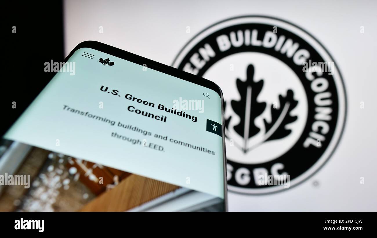 Mobiltelefon mit Website des US Green Building Council (USGBC) auf dem Bildschirm vor dem Logo. Fokus auf oberer linker Seite des Telefondisplays. Stockfoto