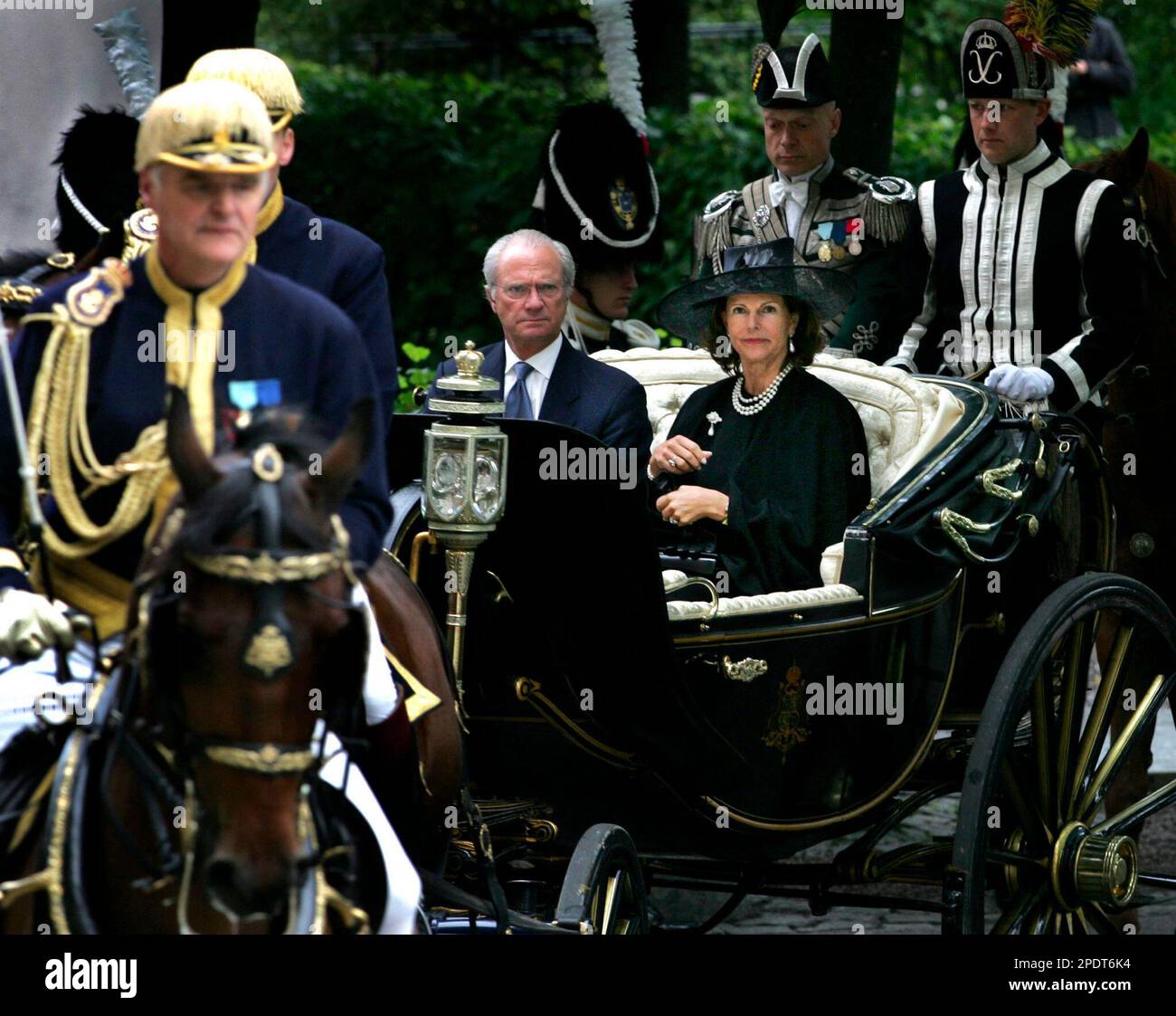 Sweden's King Carl XVI Gustaf and Queen Silvia arrive by horse-drawn carriage at the opening of the Swedish parliament in Stockholm, Sep. 13, 2005. (AP Photo/Jack Mikrut) ** SWEDEN OUT ** Stockfoto