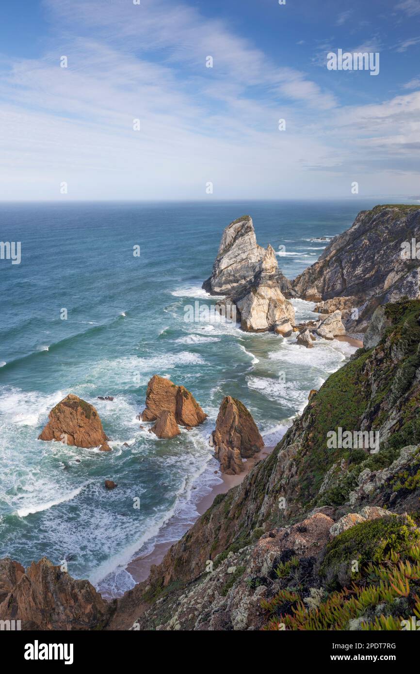 Die Wellen des Atlantischen Ozeans Rollen auf Felsen in Praia da Ursa in der Nähe von Cabo da Roca, Azoia, Sintra Cascais Naturpark, Lissabon Region, Portugal, Europa Stockfoto