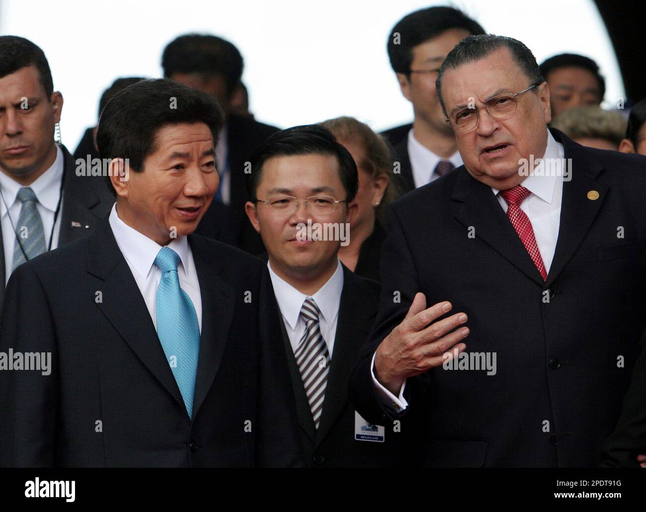 South Korea's President Roh Moo-hyun, left, speaks with Costa Rica's President Abel Pacheco, right, during a welcoming ceremony at the National Museum in San Jose, Costa Rica, Monday, Sept. 12, 2005. President Roh will take part in a Presidential Summit with the Central American leaders as part of a 10-day tour aimed at building ties in the region.(AP Photo/Kent Gilbert) Stockfoto