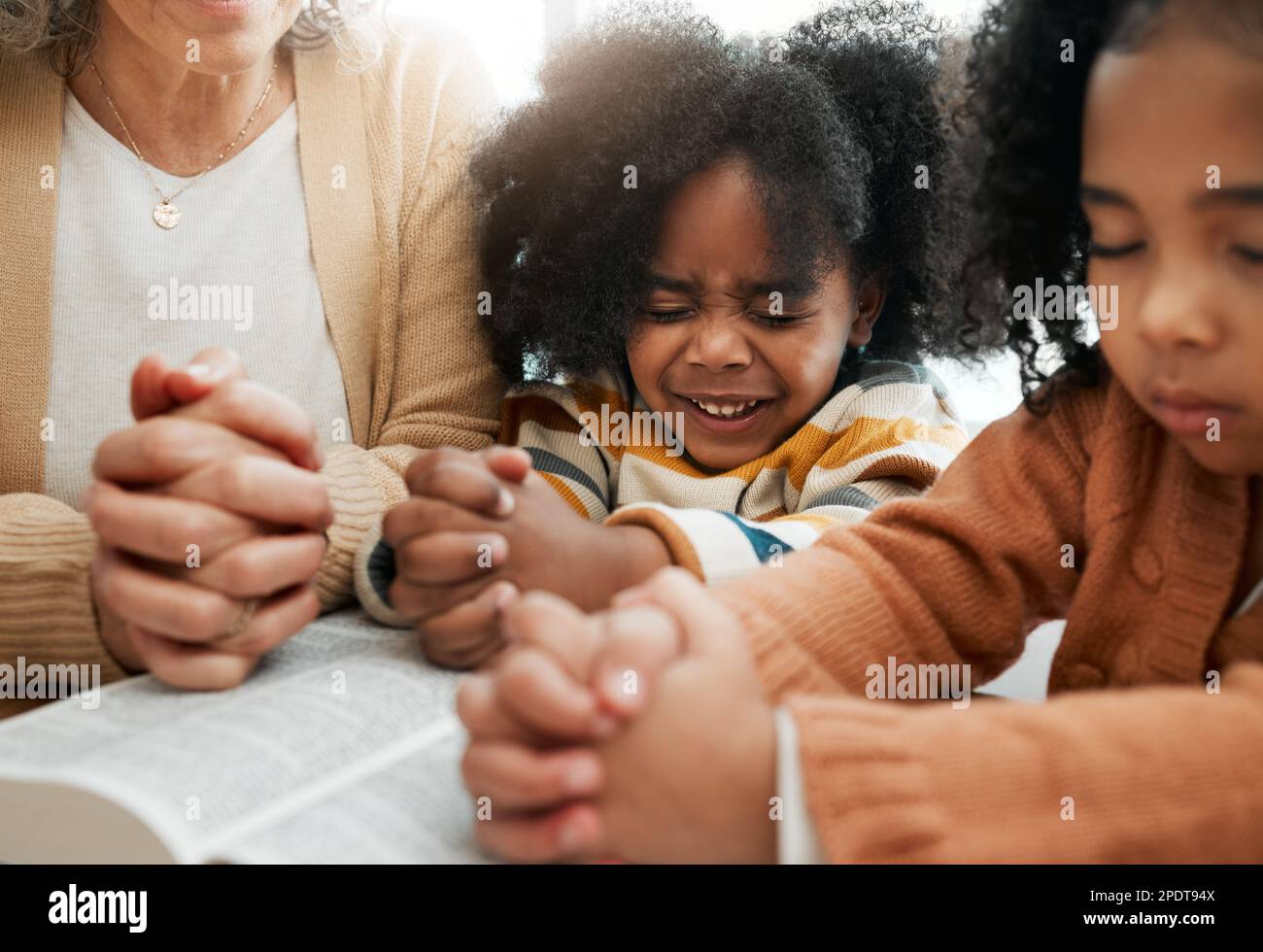 Bibel, Gebete oder Hände von Großmutter mit Kindern oder Geschwistern für Gottesdienst, Unterstützung oder Hoffnung im Christentum. Kinder, Erziehung, Gebete oder alte Frau Stockfoto
